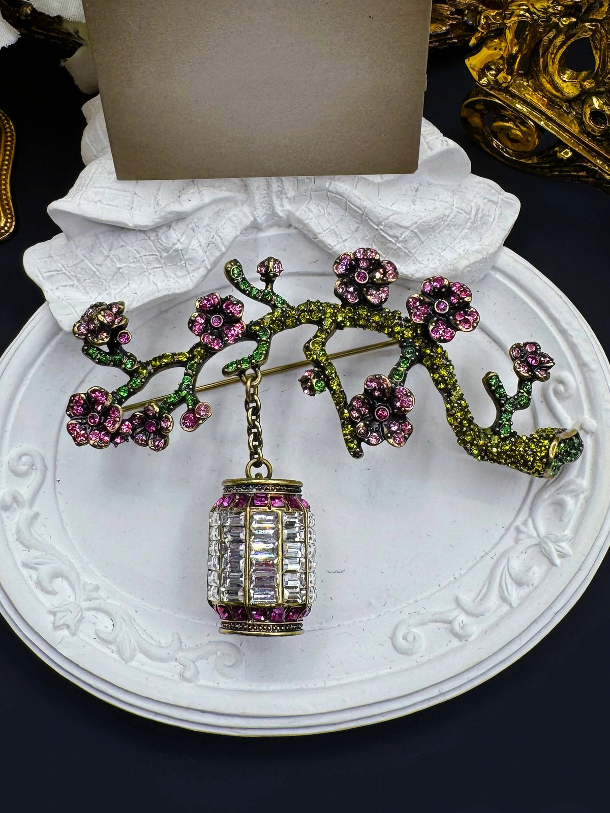 Classic Baroque Style Heavy Industry Crystal Castal Castle Carriage Brooch For Women Vintage Rhinesone Clock Pin Badges
