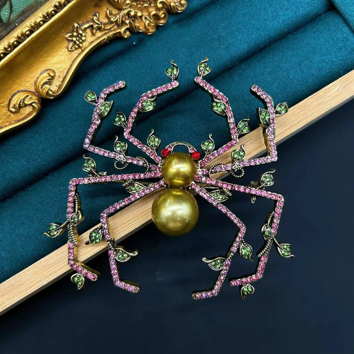 Women Men Medieval Palace Style Classic Heavy Industry Rhinestone Brooches Badges Retro Baroque Rabbit Duck Crystal Unisex Pins