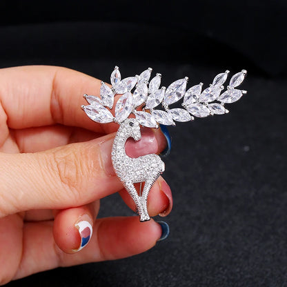 Fashion Full of Rhinestone Sika Deer Brooch Pin for Women Men Gold Plated Silver Color Crystal Animal Christmas Jewelry Gifts