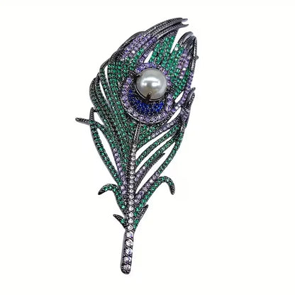 Exquisite Brooch Featuring a Vintage Luxury Peacock Feather, Perfect for Accessorizing Party Dresses.
