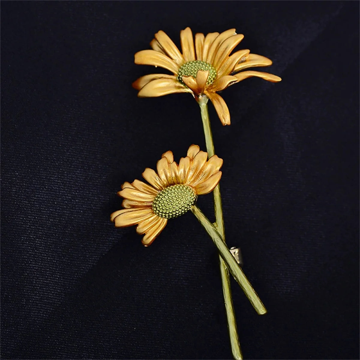 Elegant Enamel Daisy Brooch Pin Sweet Retro Y2K Jewelry Accessories Romantic Trend Daily Decoration Party Charm Trend Gift 2025