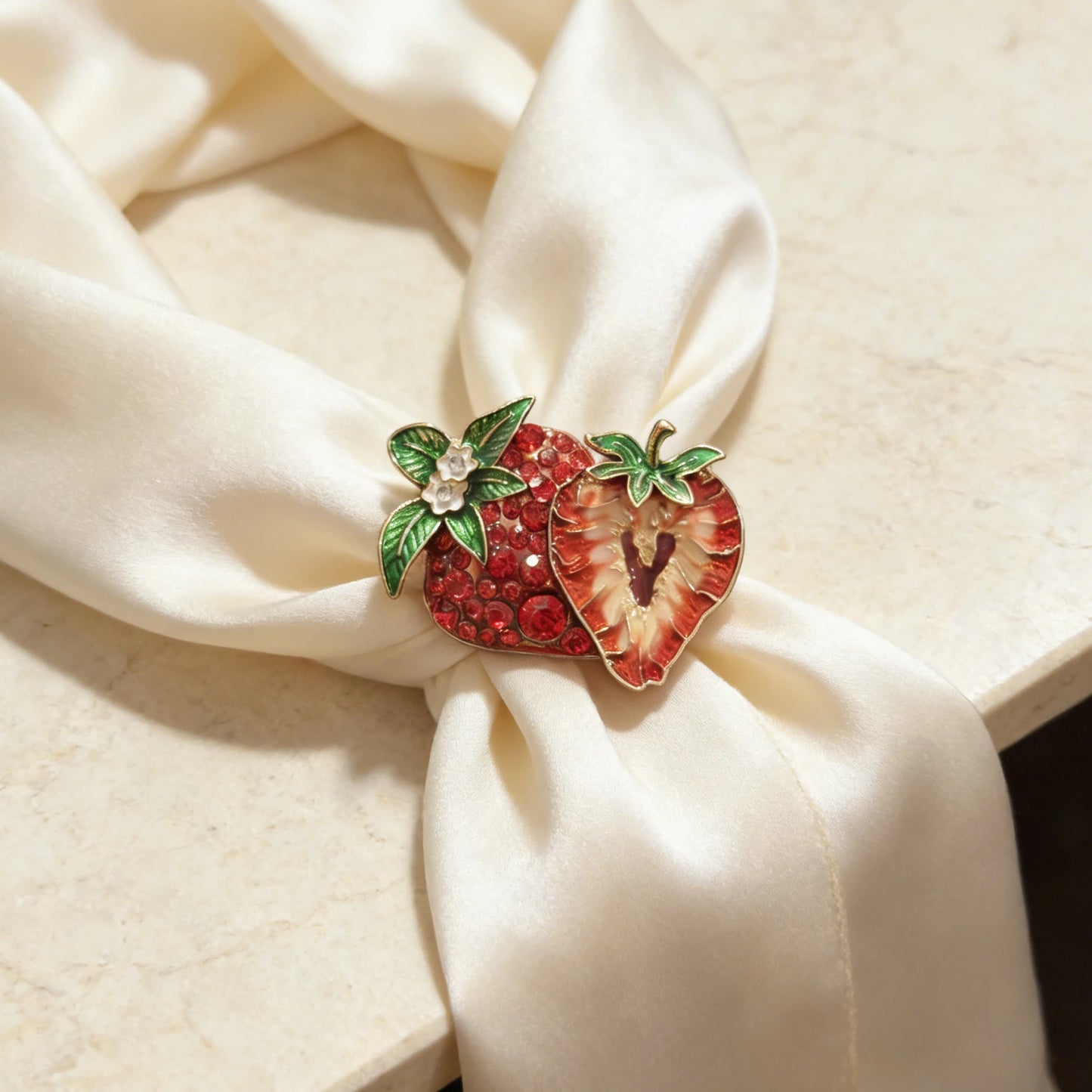 SKEDS 2026 Spring New Design Red Strawberry Brooch Luxury Jewelry Women's High-End Exquisite Pin Fresh Fruit Series Badges