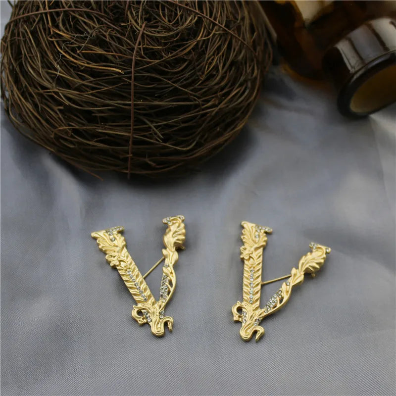 Vintage Palace V letters Brooches Pins For Women Men Crystal Matte Badges Classic High Quality Accessories Unisesx Baroque Pin