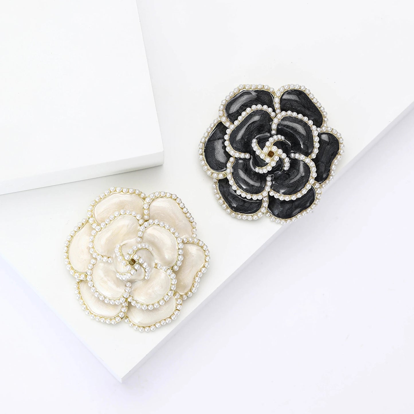 Beaut&Berry Luxury White Camellia Brooches for Women Flower Plant Pins Friends Party Gift Banquet Jewellery Accessories