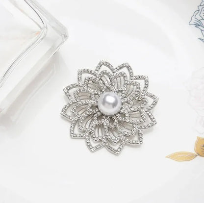 Elegant Hollow Out Flower Brooch Pearl Rhinestone Lapel Pin Corsage For Women Coat Fashion Jewelry Accessories Gift