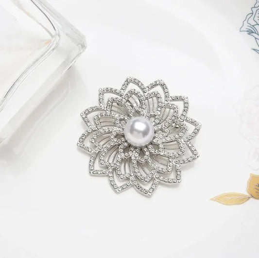 Elegant Hollow Out Flower Brooch Pearl Rhinestone Lapel Pin Corsage For Women Coat Fashion Jewelry Accessories Gift
