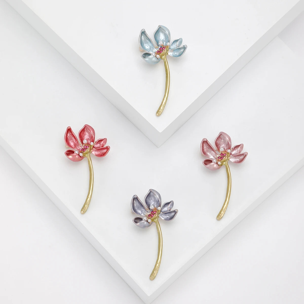 Beaut&Berry Classic Enamel Pearl Lotus Brooches for Women Plant Pins Friends Party Gifts Banquet Jewellery Accessories