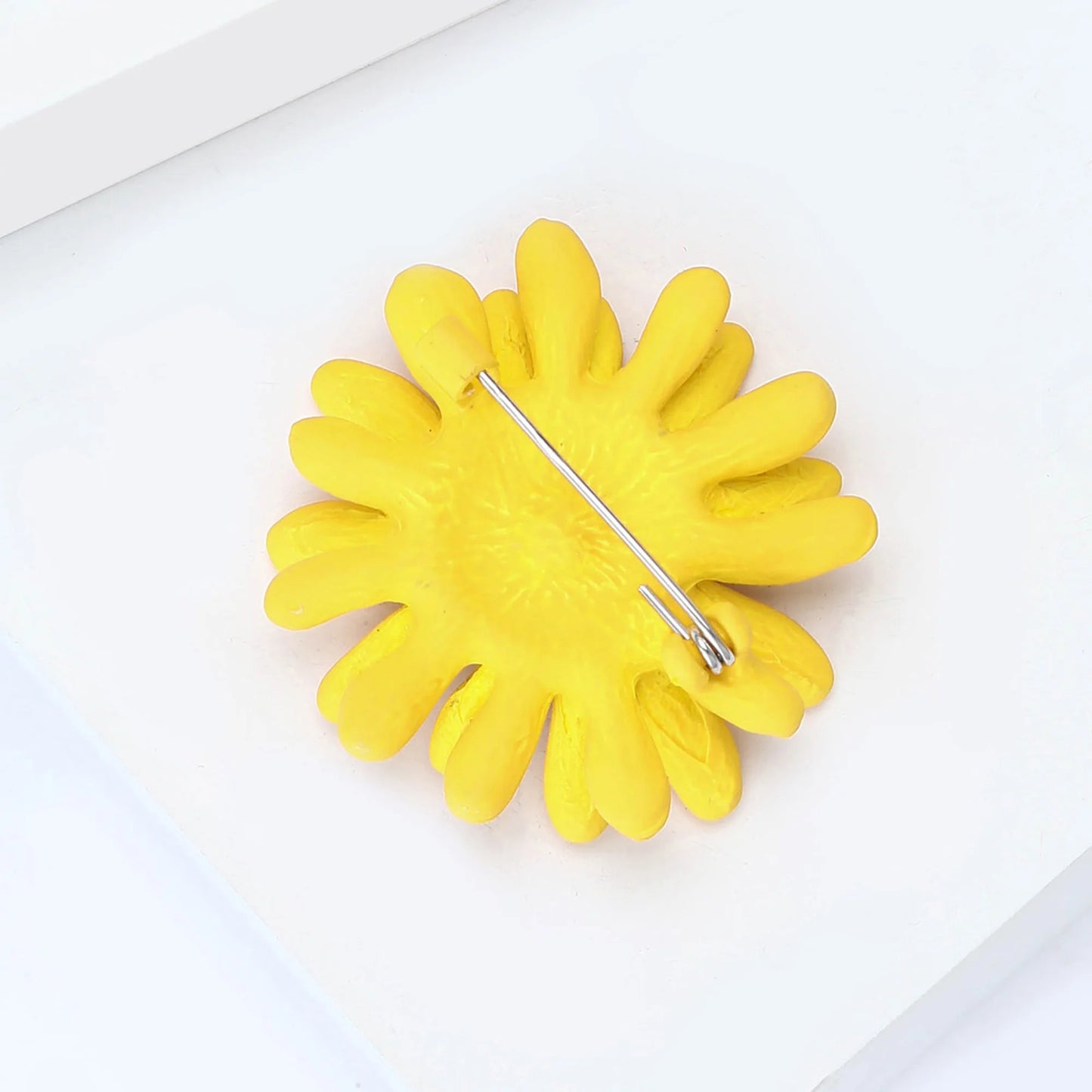 Beaut&Berry Trendy Enamel Daisy Brooches for Women Unisex Plant Sunflower Pins Casual Party Jewelry Accessories Gifts Decoration