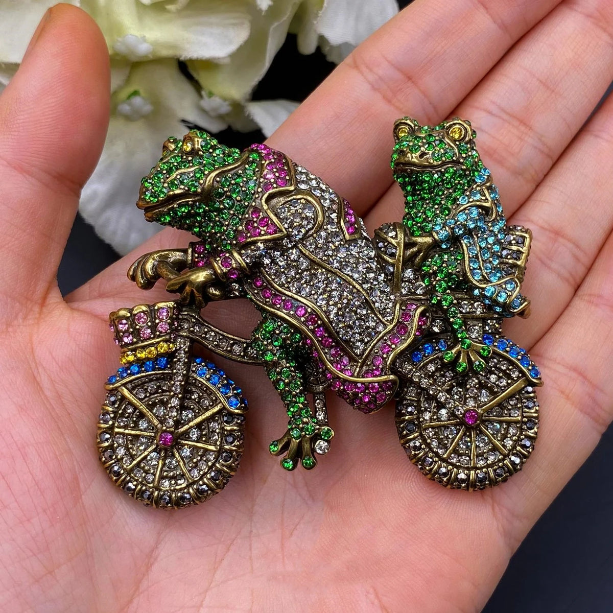 Classic Baroque Style Heavy Industry Crystal Castal Castle Carriage Brooch For Women Vintage Rhinesone Clock Pin Badges