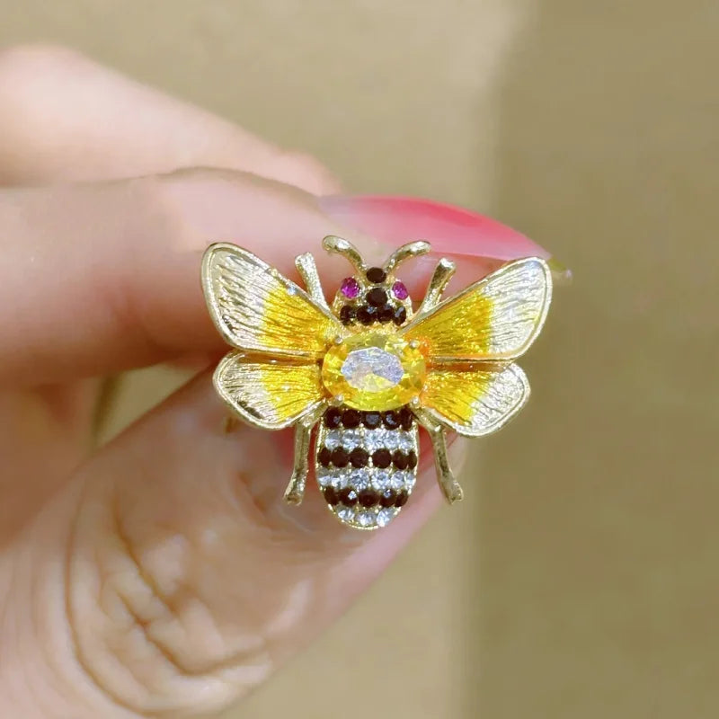 Luxury Rhinestone Little Bee Brooch Yellow Cubic Zirconia Insect Lapel Pin For Women Unisex Party BFF Fashion Jewelry Gift