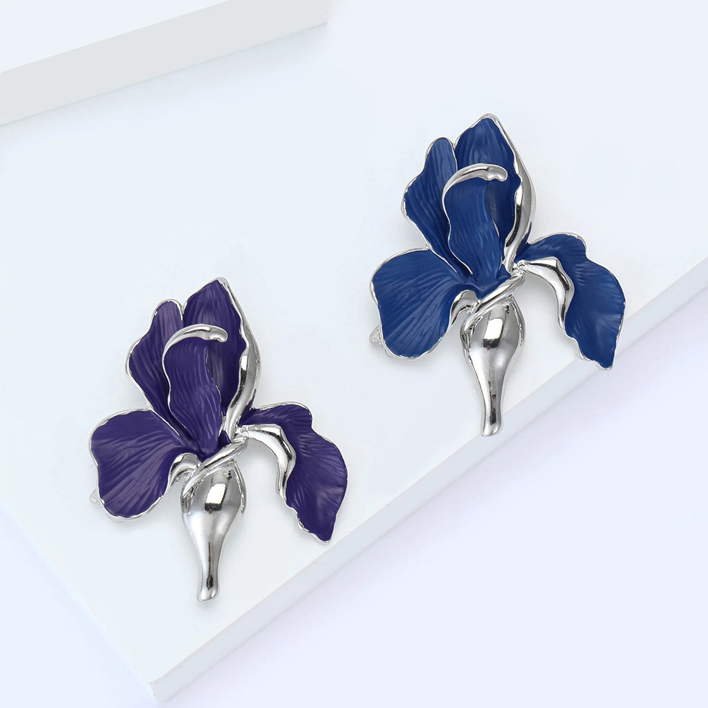 Beaut&Berry Classic Enamel Phalaenopsis Orchid Brooches for Women Plant Flower Pins Casual Party Friends Accessories New Gifts