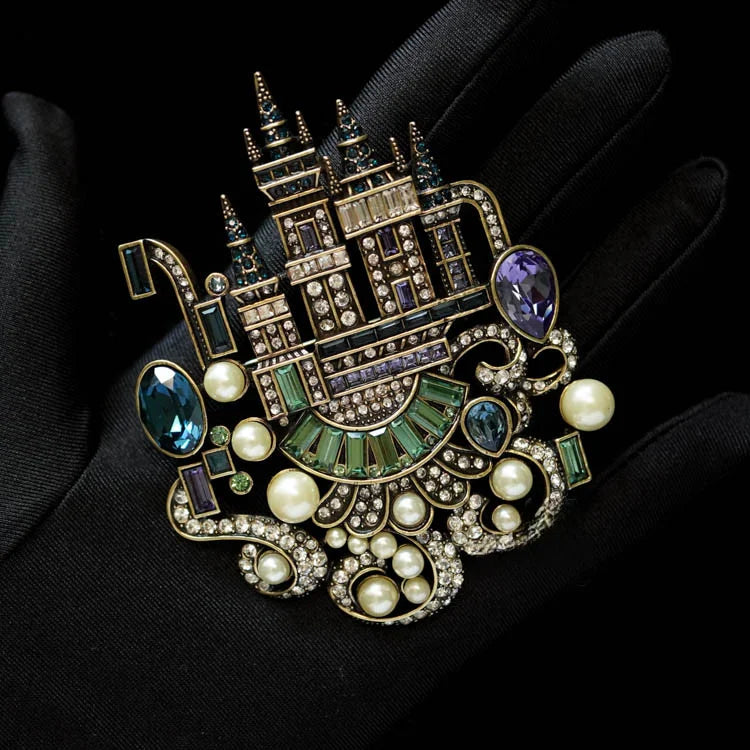 Classic Baroque Style Heavy Industry Crystal Castal Castle Carriage Brooch For Women Vintage Rhinesone Clock Pin Badges