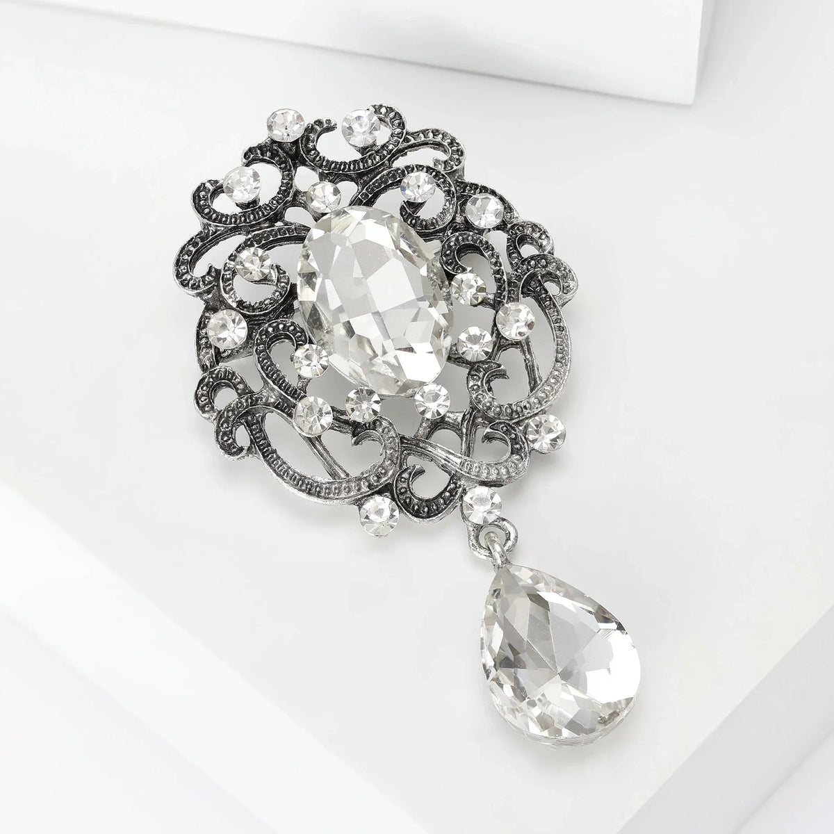 Rhinestone Flower Brooch for Women Unisex Trendy Crystal Glass Pendant Pins Event Funny Luxury Gifts New Year Friends Decoration