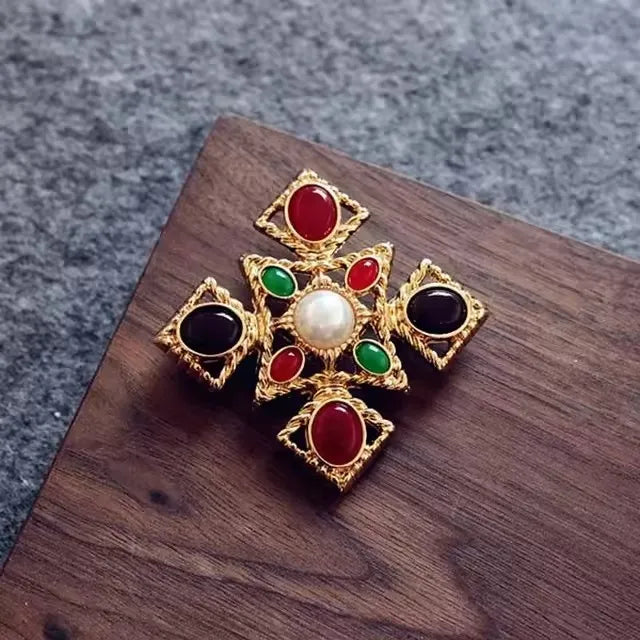 Luxury Vintage Court Cross Brooch Baroque Openwork Shiny Crystal Pearl Pin Men's and Women's Metal Enamel Jewelry Gifts