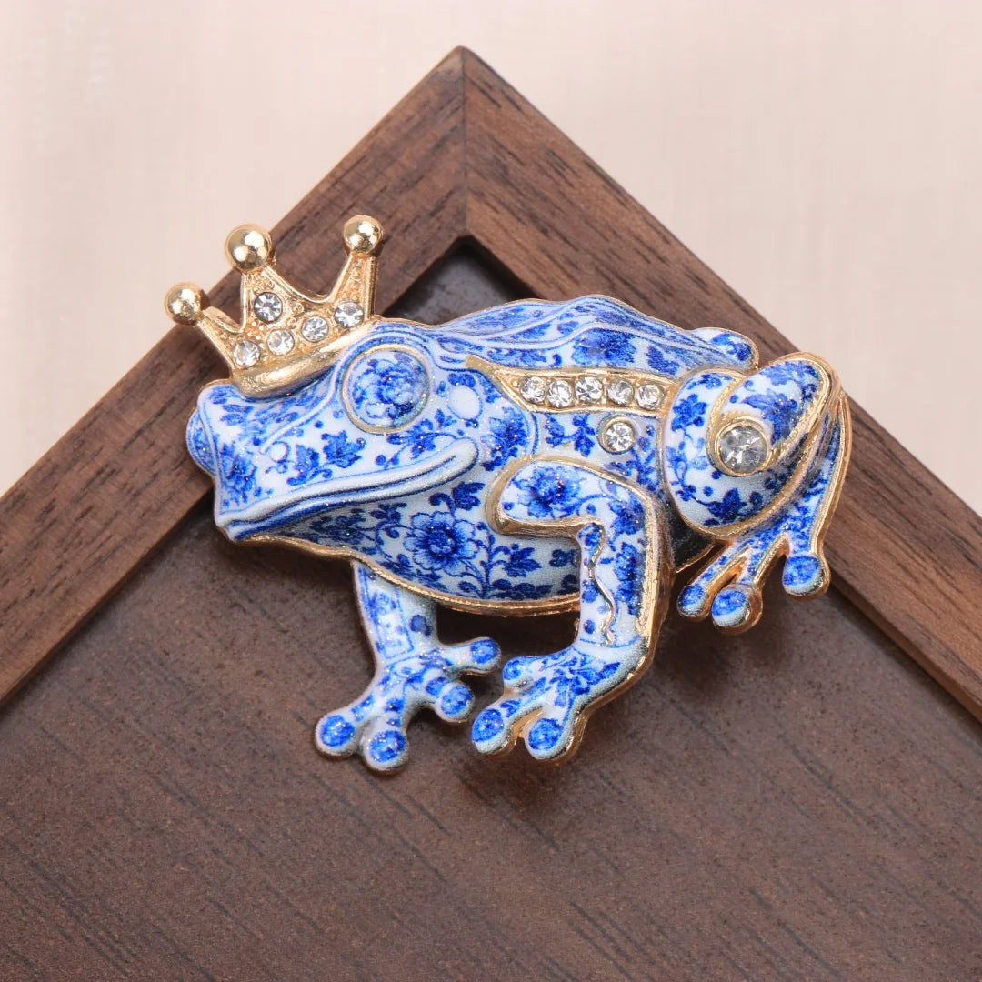 Chinese-style Blue-and-White Porcelain Pattern Brooches for Men and Women, Featuring Insect, Animal, Plant, and Floral Designs