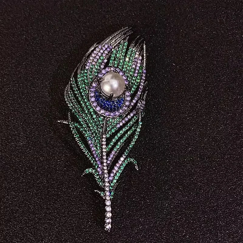 Exquisite Brooch Featuring a Vintage Luxury Peacock Feather, Perfect for Accessorizing Party Dresses.