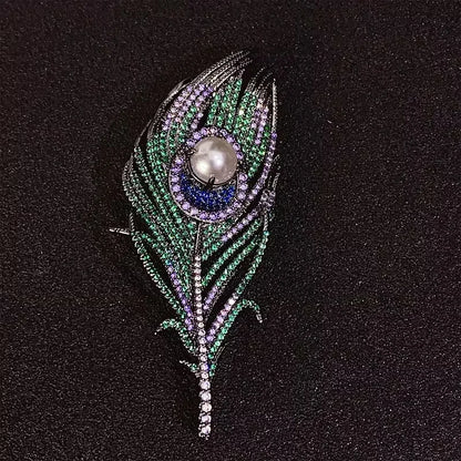 Exquisite Brooch Featuring a Vintage Luxury Peacock Feather, Perfect for Accessorizing Party Dresses.