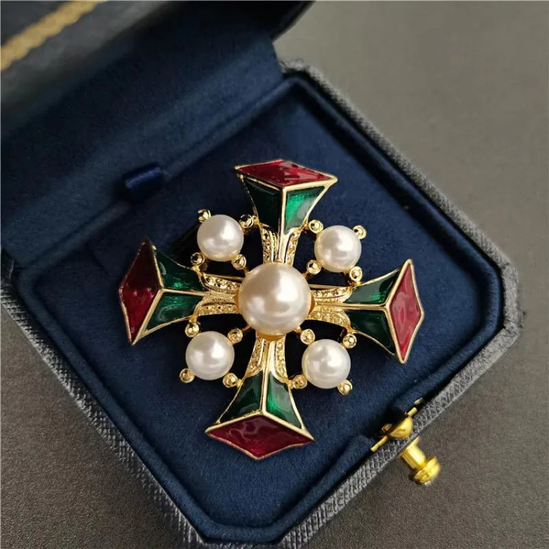 Luxury Vintage Court Cross Brooch Baroque Openwork Shiny Crystal Pearl Pin Men's and Women's Metal Enamel Jewelry Gifts