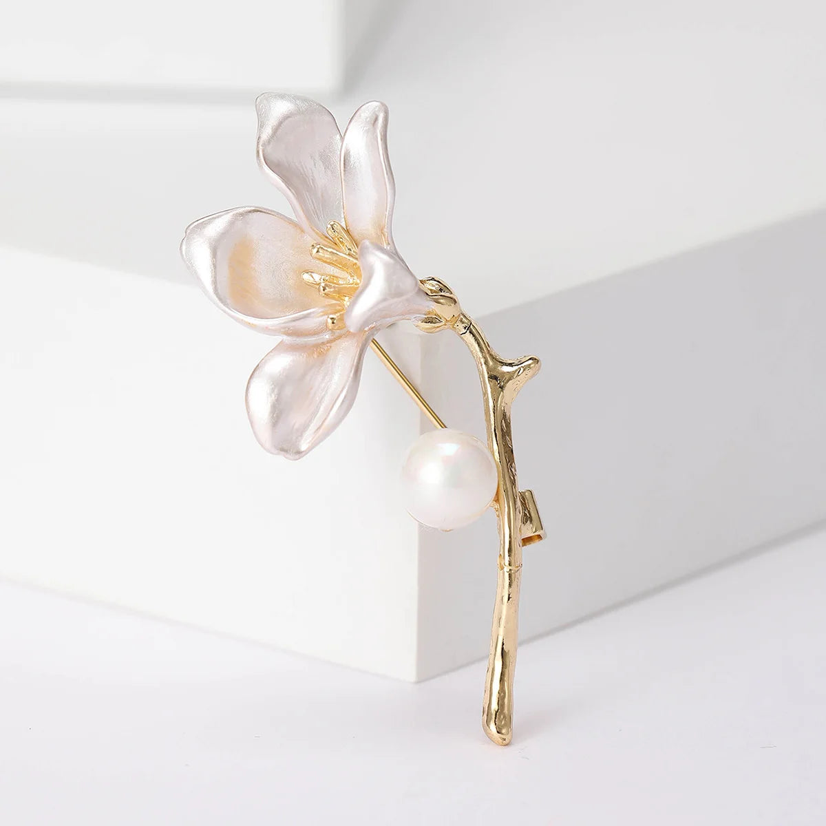 Luxury Pearl Enamel Flower Brooches for Women 4-color Botanical Pins Elegant Casual Accessories Perfect Gifts