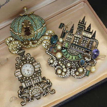 Classic Baroque Style Heavy Industry Crystal Castal Castle Carriage Brooch For Women Vintage Rhinesone Clock Pin Badges