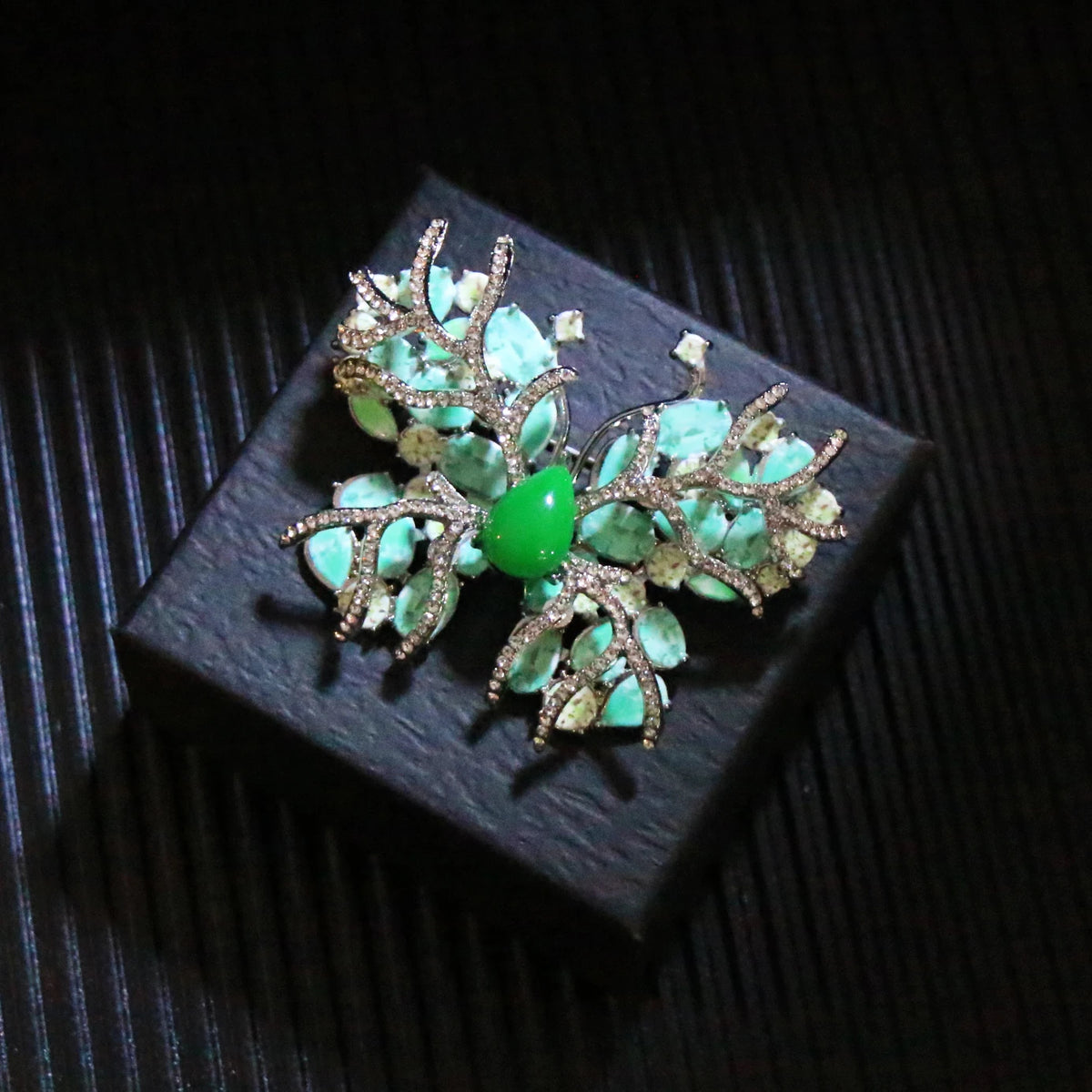 SKEDS High-quality luxury crystal butterfly brooch women's corsage pin coat accessory insect brooch banquet and wedding jewelry