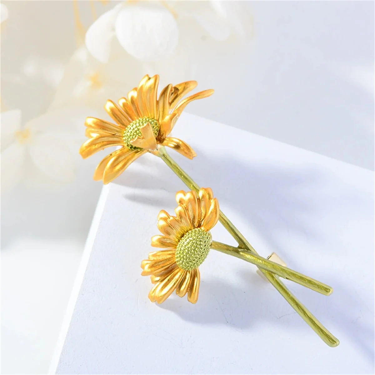 Elegant Enamel Daisy Brooch Pin Sweet Retro Y2K Jewelry Accessories Romantic Trend Daily Decoration Party Charm Trend Gift 2025