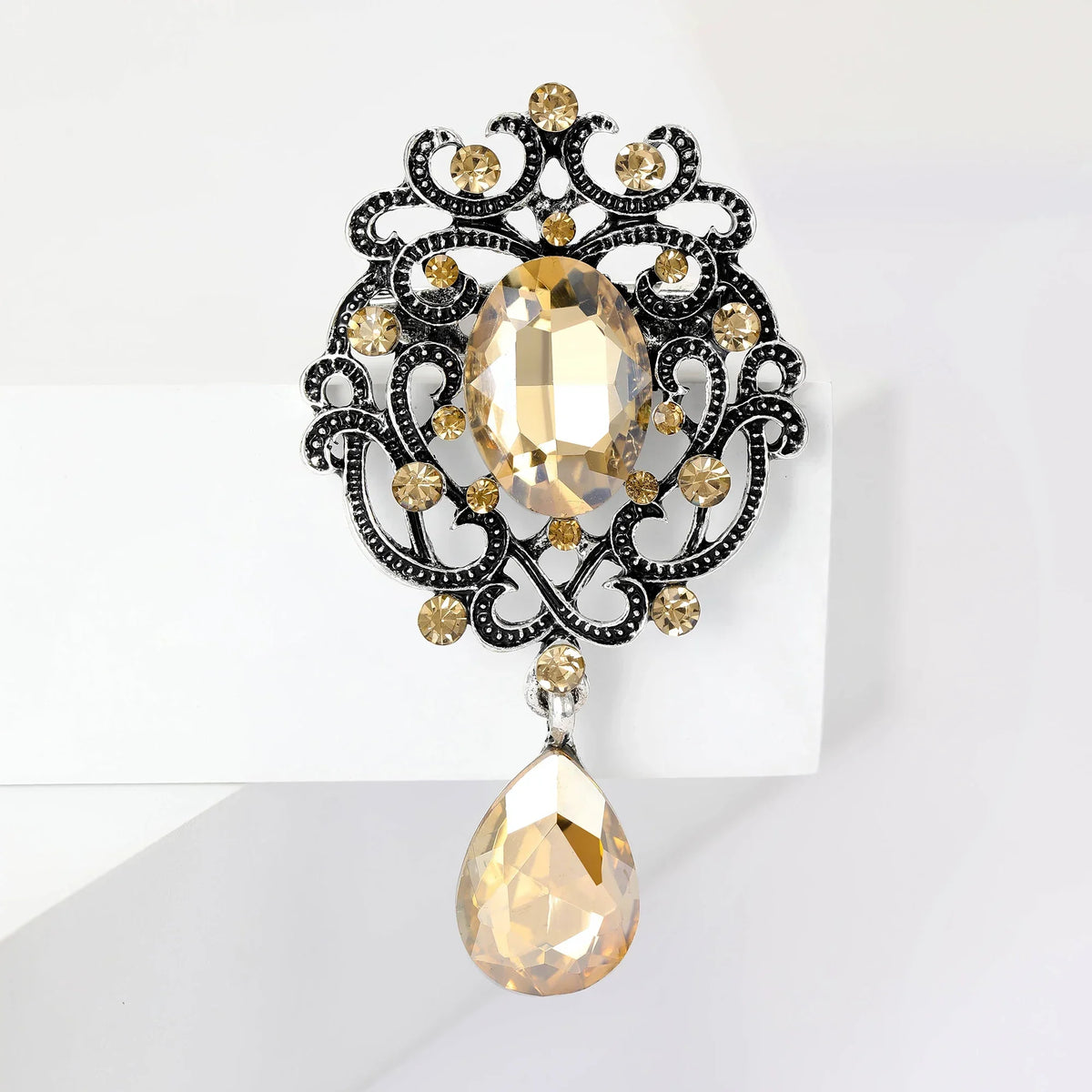 Rhinestone Flower Brooch for Women Unisex Trendy Crystal Glass Pendant Pins Event Funny Luxury Gifts New Year Friends Decoration