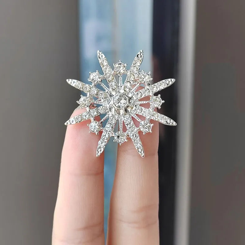 Luxury Full Rhinestone Eight-Pointed Star Brooches For Women Lady Sweet Shiny Crystal Snowflake Alloy Brooch Party Jewelry Gifts