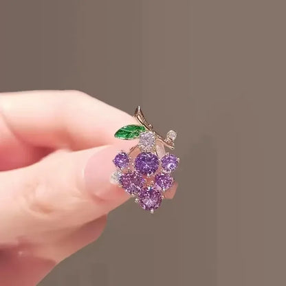 Lovely Grape Brooch for Men Women Exquisite Purple Green Grape Fruit Pins Trendy Accessories Party Summer Holiday Gift 2024
