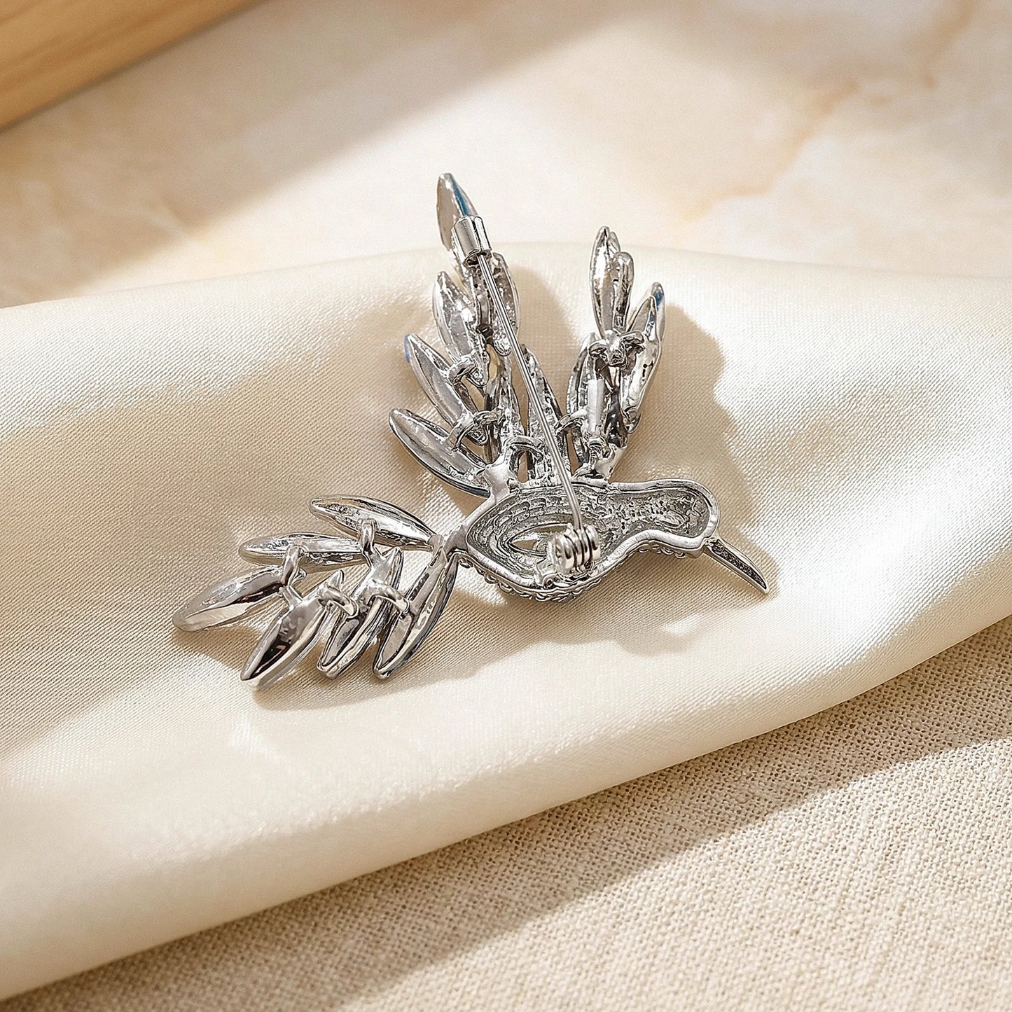 Beaut&Berry Luxury Rhinestone Hummingbird Brooches for Women Unisex Animal Pins Casual Party Jewelry Accessories Gift Decoration
