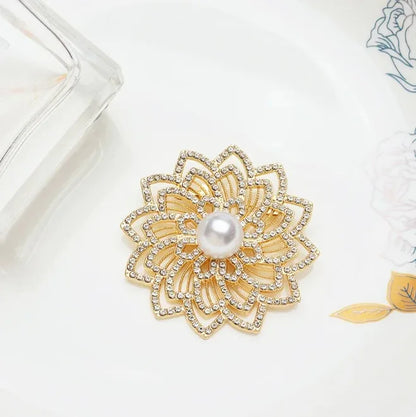 Elegant Hollow Out Flower Brooch Pearl Rhinestone Lapel Pin Corsage For Women Coat Fashion Jewelry Accessories Gift