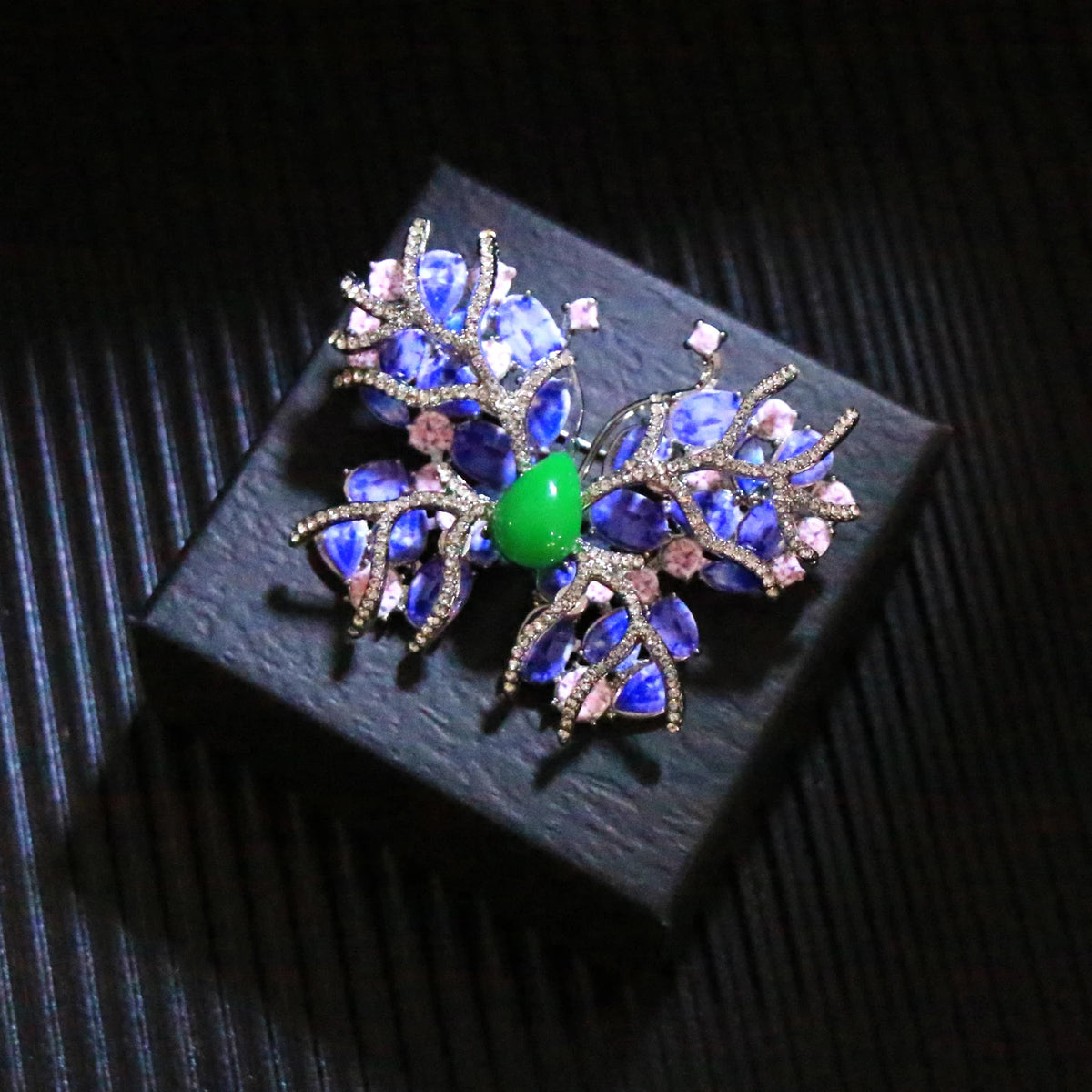 SKEDS High-quality luxury crystal butterfly brooch women's corsage pin coat accessory insect brooch banquet and wedding jewelry