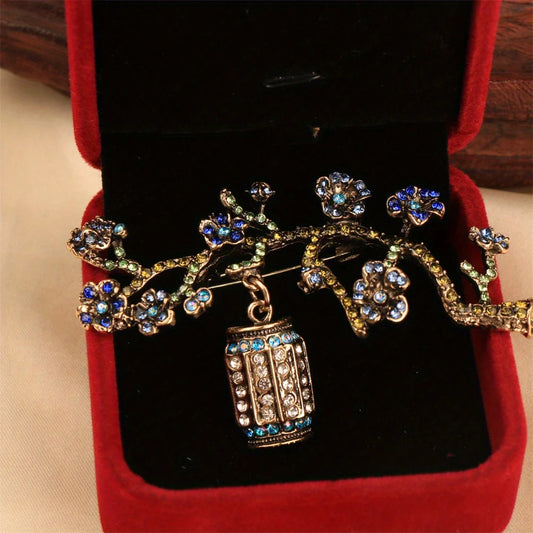 Baroque Luxury Beautiful Lantern Plum Blossom Design Brooch for Men and Women, Jewelry Accessories, Wedding Holiday Party Gift