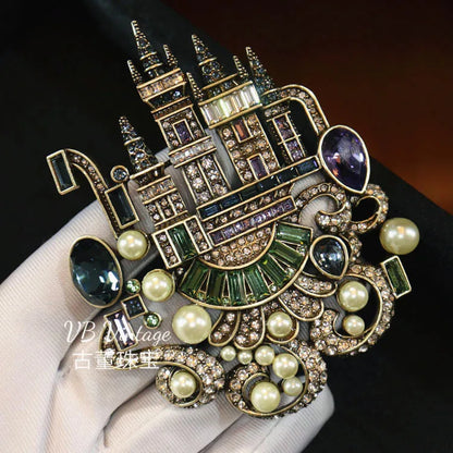 Classic Baroque Style Heavy Industry Crystal Castal Castle Carriage Brooch For Women Vintage Rhinesone Clock Pin Badges