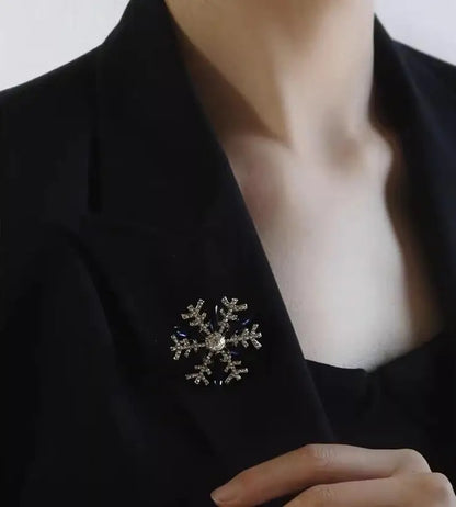 Exquisite Women‘s Brooch Crystal Snowflake Lapel Pins for Men Blue CZ Rhinestone Suit Clothes Badge Luxury Jewelry Accessories