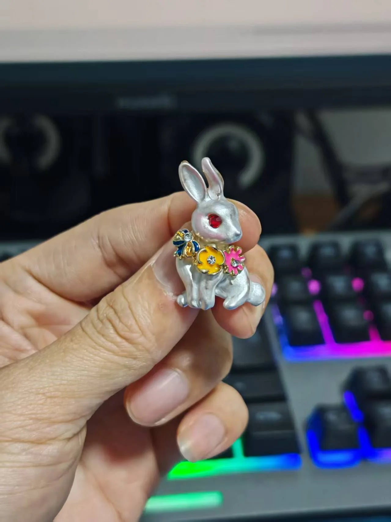 Creative Lovely Enamel Rabbit Flower Brooches For Women Cartoon Pearl Animal Lapel Pin BFF Backpack Jewelry Gifts