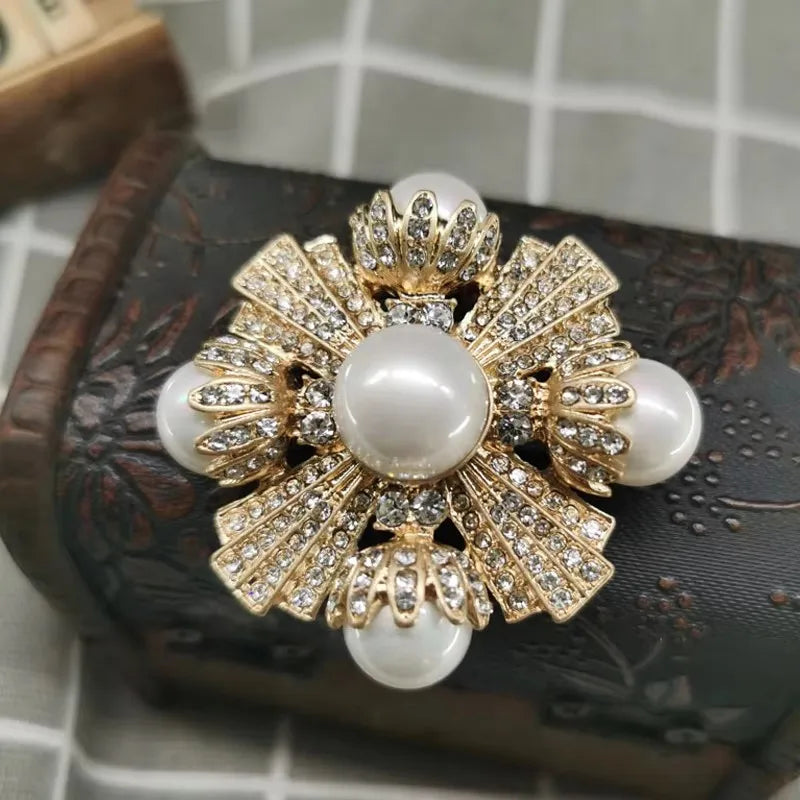 Luxury Vintage Court Cross Brooch Baroque Openwork Shiny Crystal Pearl Pin Men's and Women's Metal Enamel Jewelry Gifts