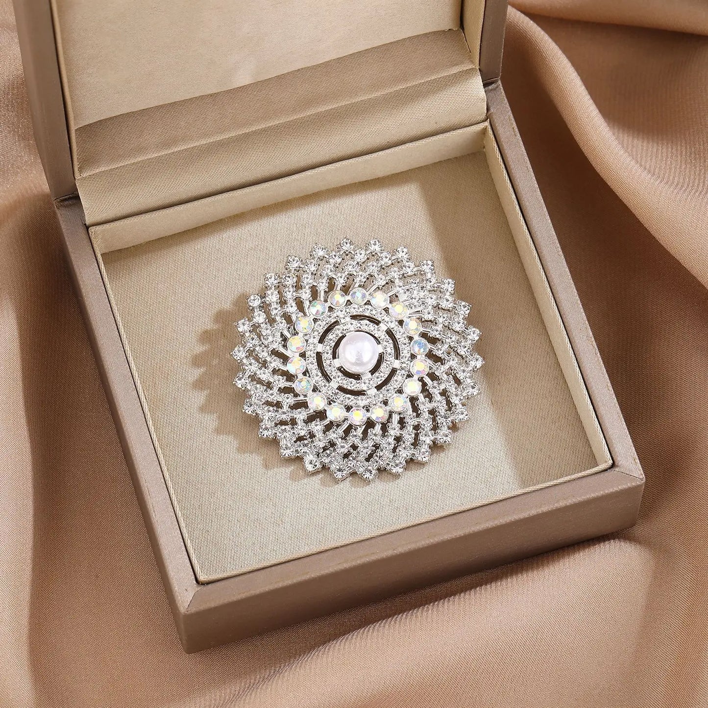 Elegant Women's Flower Brooch Rhinestone Sun Shape 2-Colors Lapel Pin Luxurious Versatile Accessory Pearl Design for Coats Suits