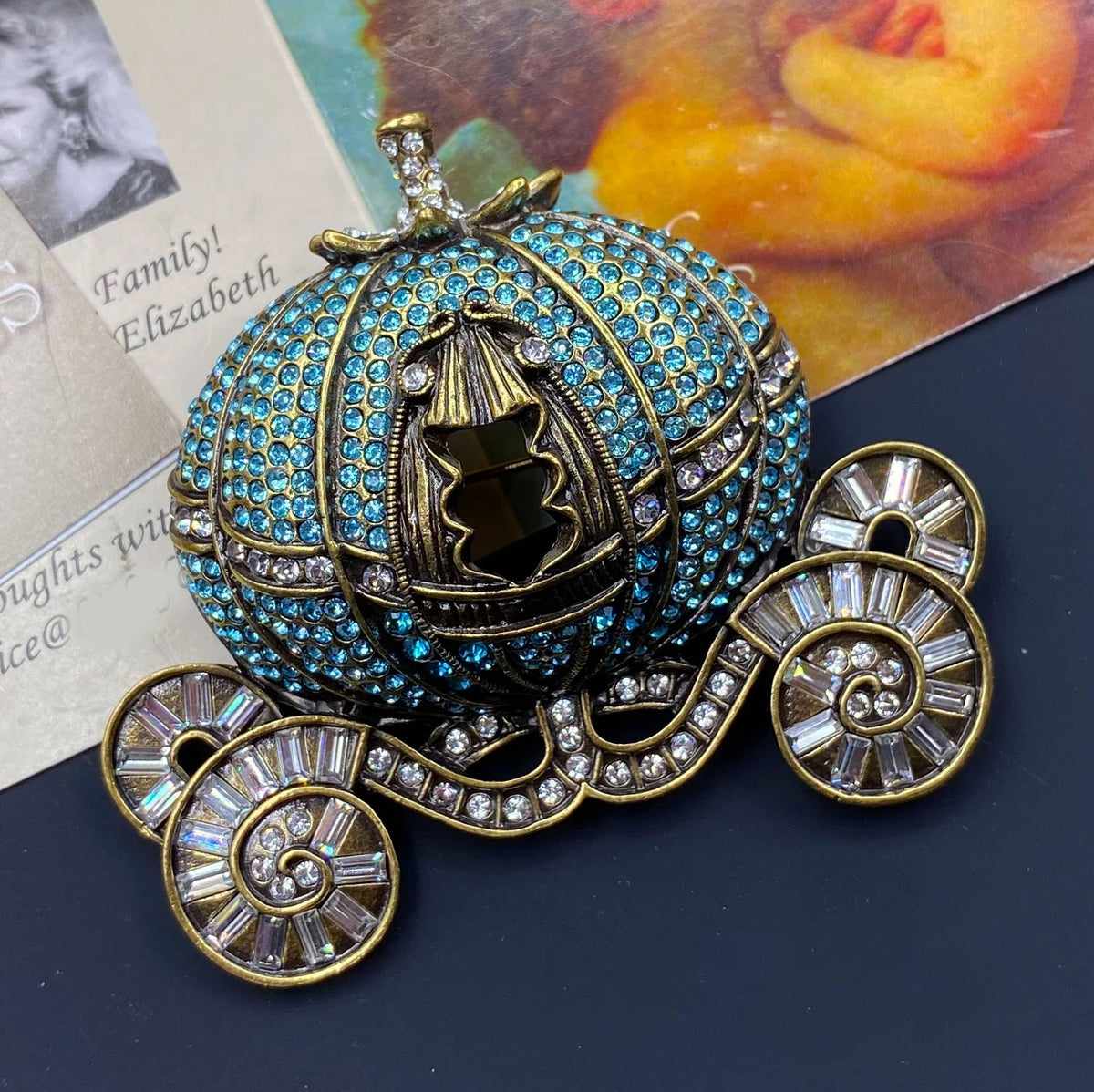 Classic Baroque Style Heavy Industry Crystal Castal Castle Carriage Brooch For Women Vintage Rhinesone Clock Pin Badges