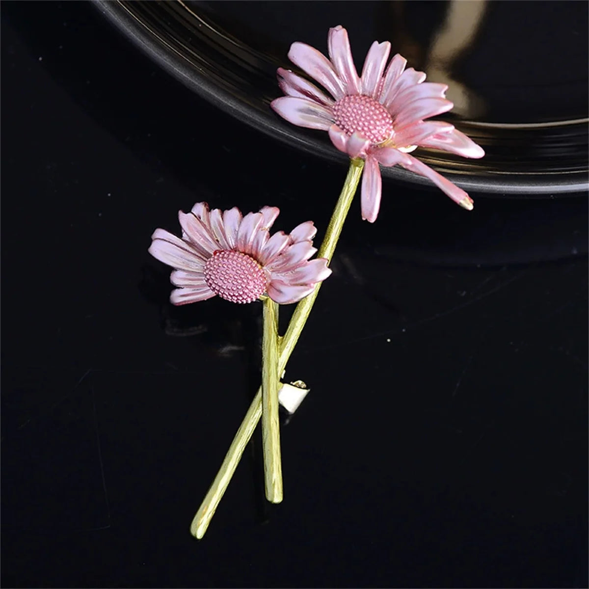 Elegant Enamel Daisy Brooch Pin Sweet Retro Y2K Jewelry Accessories Romantic Trend Daily Decoration Party Charm Trend Gift 2025