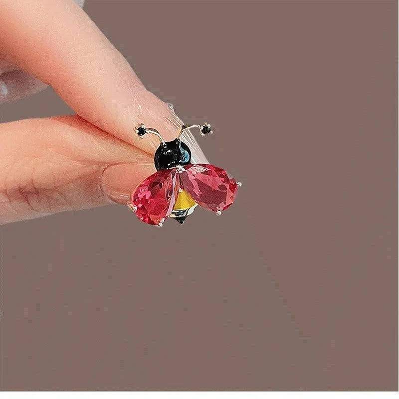Fashion Cute Crystal Bee Brooches For Women Unisex Creative Lovely Rhinestone Insect Brooch Pins Casual Party Accessories Gifts