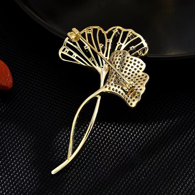 1PCS Ginkgo biloba leaf Brooch Luxury Temperament, Design Sense Niche, High-end Pin, Delicate Suit, Corsage Accessories