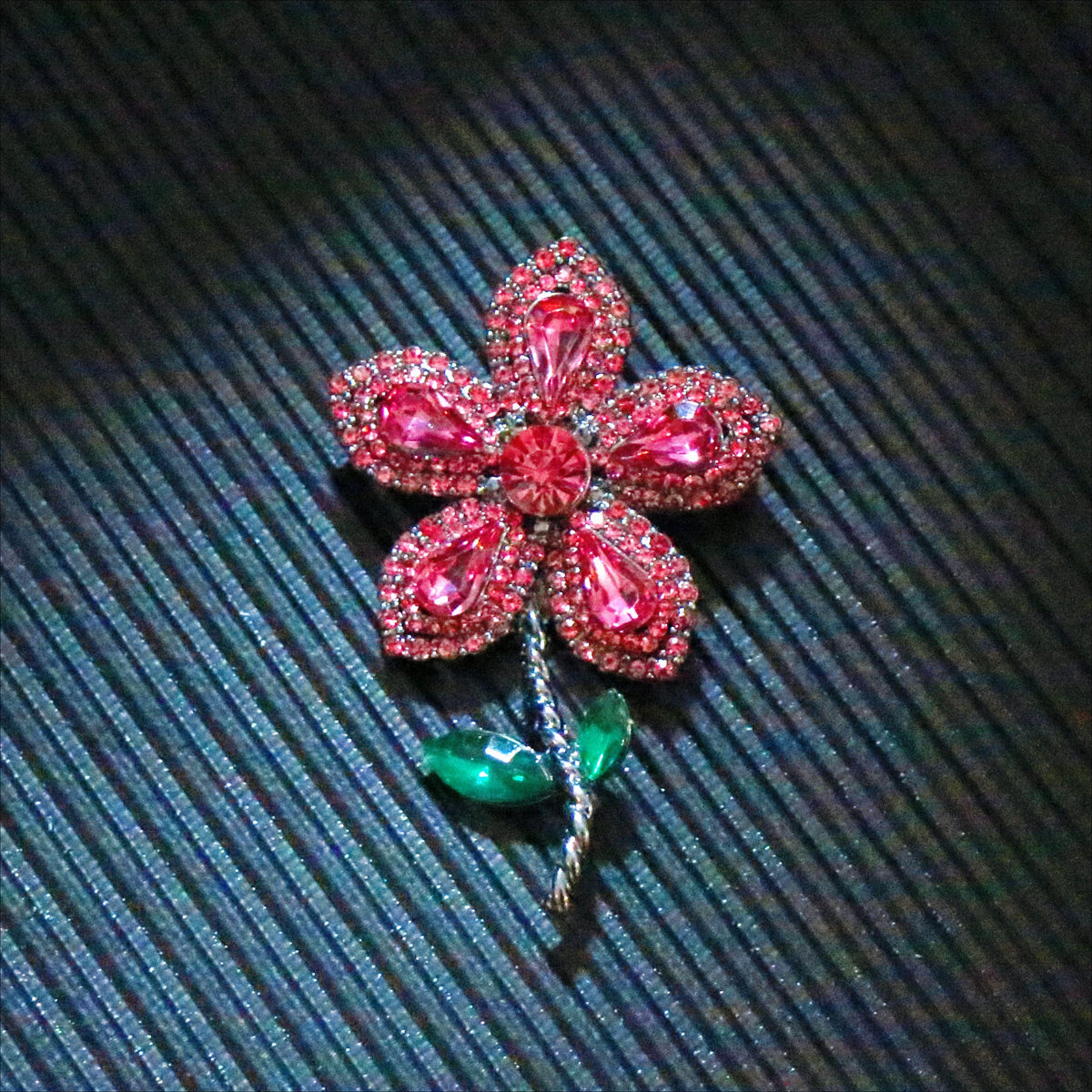 SKEDS Chic Luxurious Elegant Vintage Crystal Flower Brooch Exquisite High-end Women's Jewelry Suitable for Dresses and Jackets