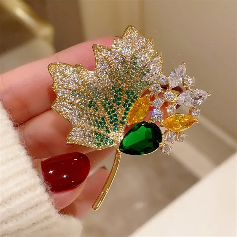 Vintage Green Crystal Maple Leaves Brooches for Women Luxury Rhinestone Flower Wedding Banquet Party Dress Brooch Pins Jewelry