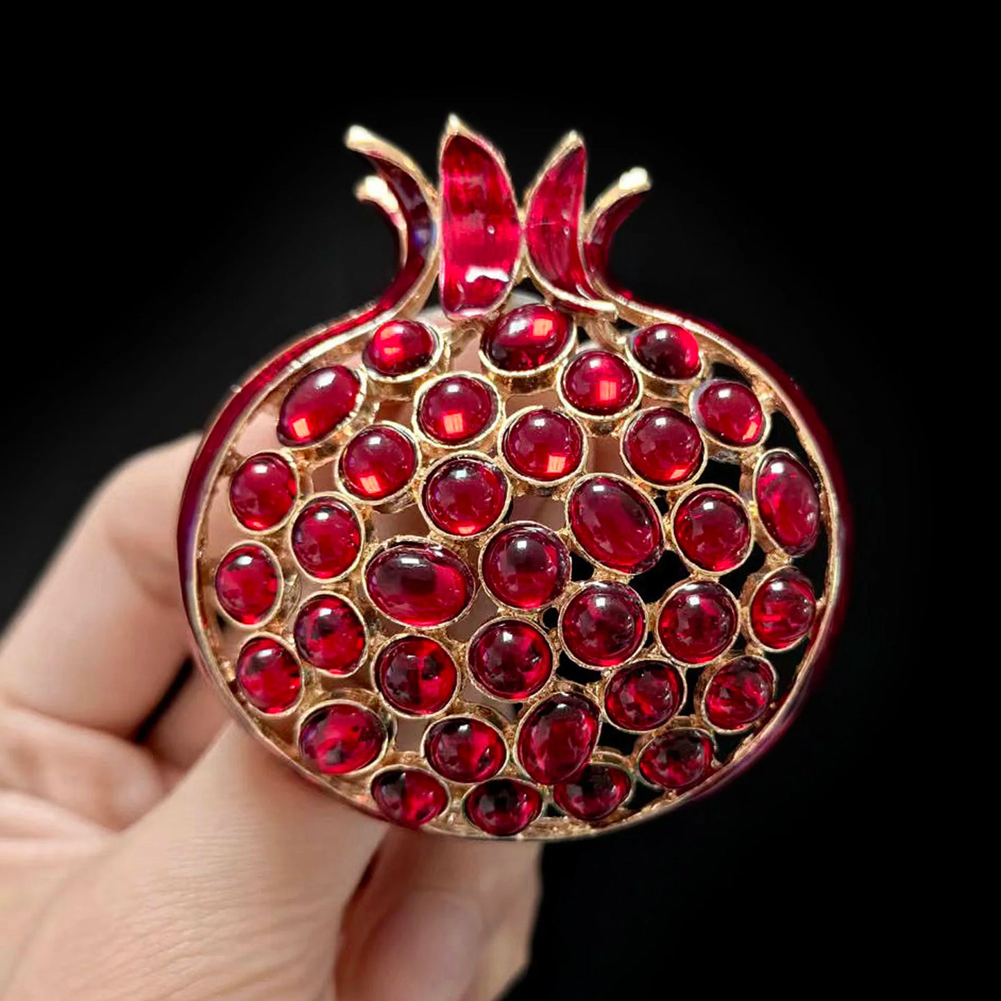 Beaut&Berry Luxury Enamel Openwork Pomegranate Brooches for Women Unisex Fruit Pins Casual Party Jewelry Accessories Gifts