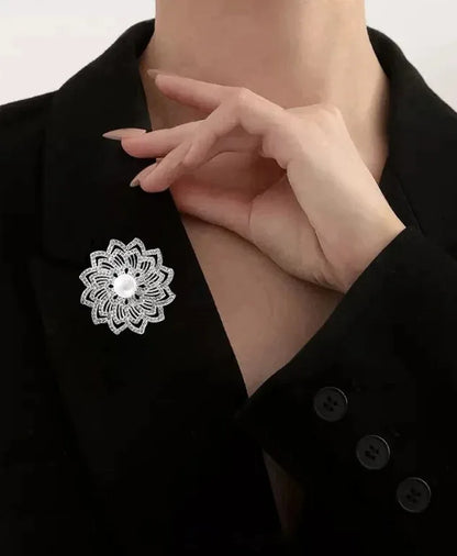 Elegant Hollow Out Flower Brooch Pearl Rhinestone Lapel Pin Corsage For Women Coat Fashion Jewelry Accessories Gift