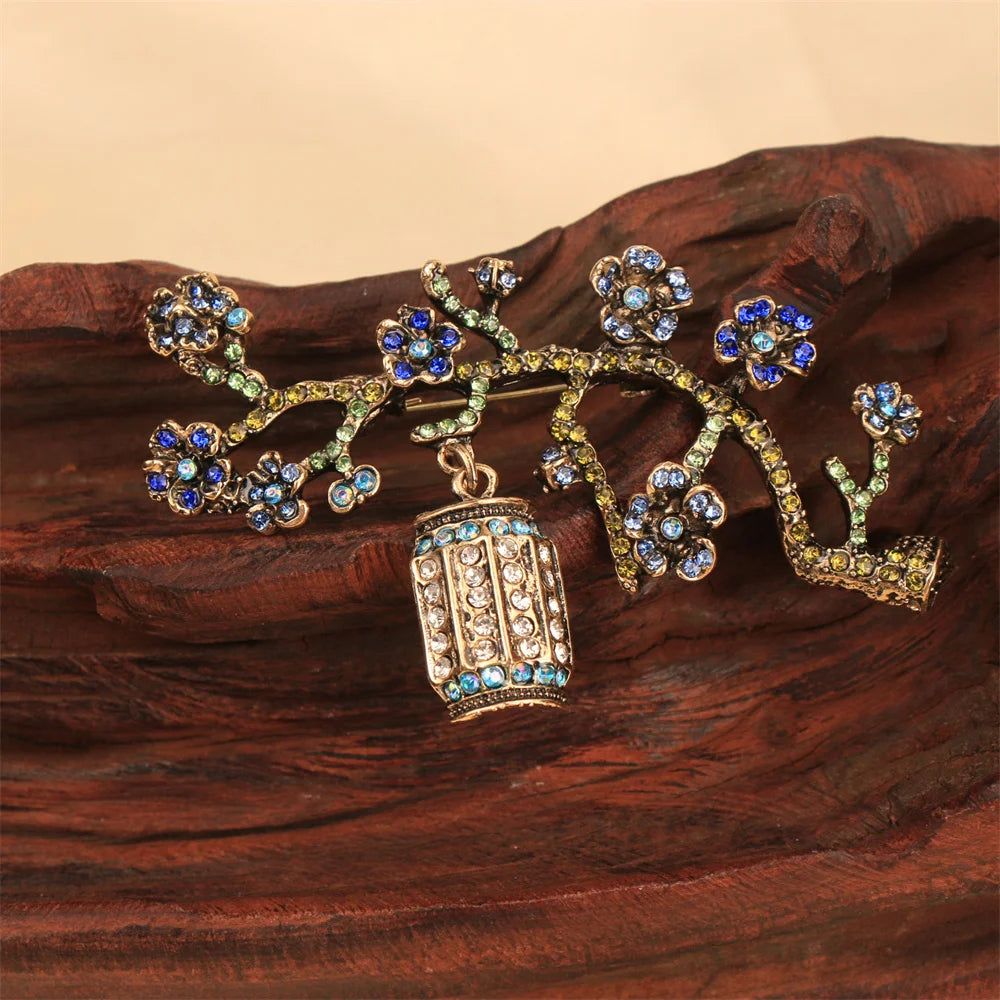 Baroque Luxury Beautiful Lantern Plum Blossom Design Brooch for Men and Women, Jewelry Accessories, Wedding Holiday Party Gift