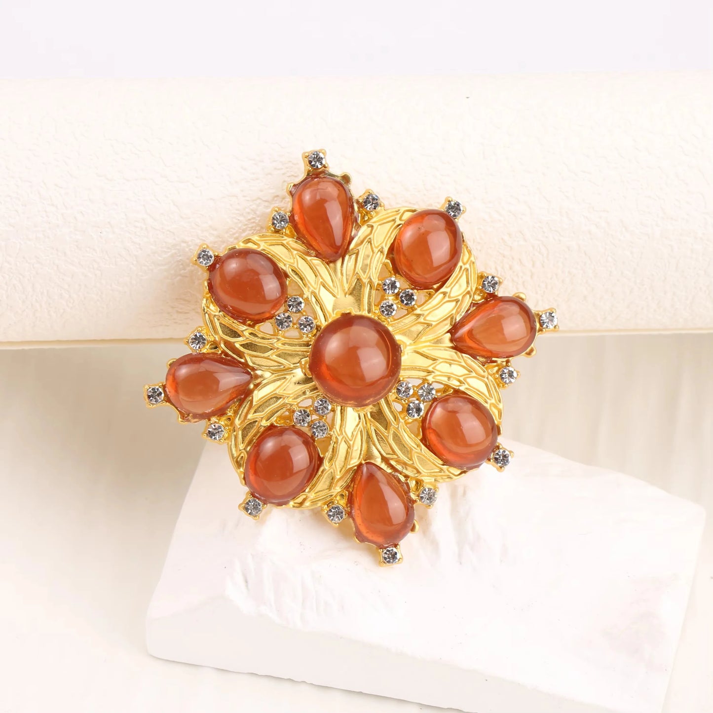 Luxury Vintage Court Cross Brooch Baroque Openwork Shiny Crystal Pearl Pin Men's and Women's Metal Enamel Jewelry Gifts