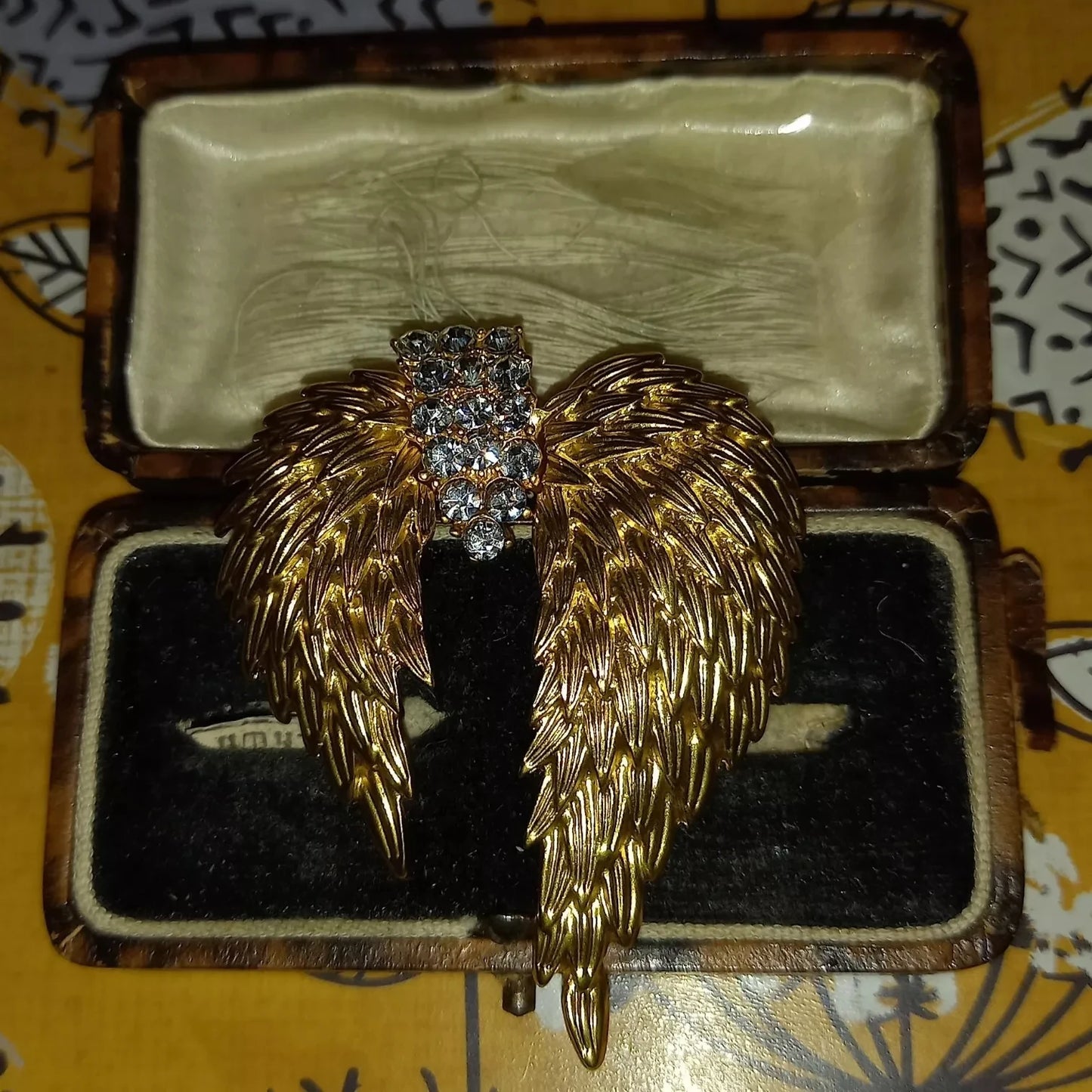 SKEDS Vintage Women Men Classic Feather Golden Crystal Brooch Badges Retro Lady Palace Sparkly Accessories Pin For Woman Man
