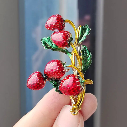 Vintage Enamel Pins Strawberry Brooches For Women Unisex Fruit Plant Pins Event Party Backpack Decoration Clothes Accessories